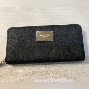 Michael Kors Wallet in excellent condition!